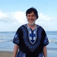 Dr. Fabio Alberto Ramirez am Strand des pazifischen Ozeans in Kolumbien