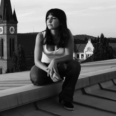 Sabrina Chetouani auf einem Dach in der Stadt Wien