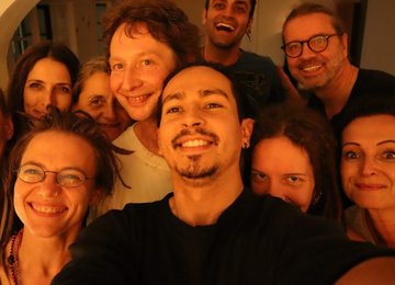 DanceToExpress Eine Gruppe von lachender Menschen nach einem Tanzworkshop geleitet von Frank Lee Döllinger