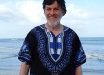 Dr. Fabio Alberto Ramirez am Strand des pazifischen Ozeans in Kolumbien
