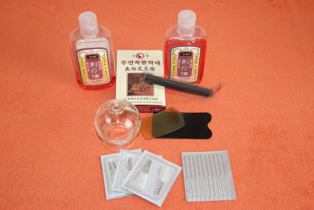 Verschiedene Therapiewerkzeuge die in der traditionellen chinesischen Naturheilkunde verwendet werden